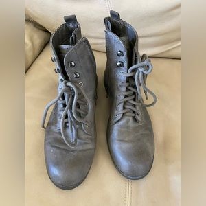 Women’s boots size 8